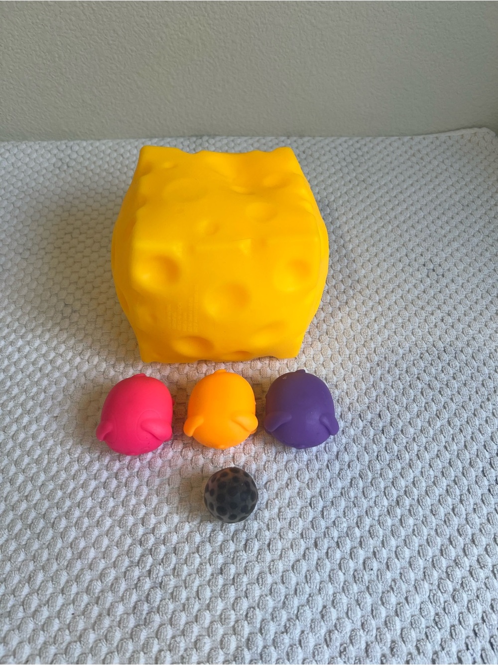 Lot of 5 squishies, very soft and great to play squeezes